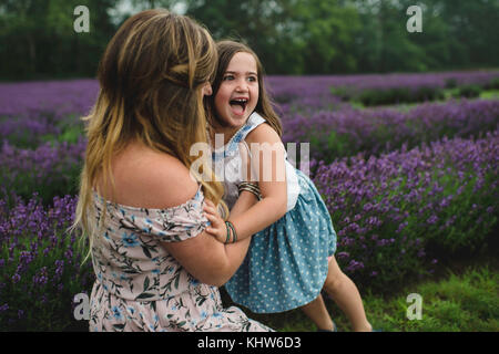 Mutter und Tochter im Lavendelfeld, campbellcroft, Kanada Stockfoto