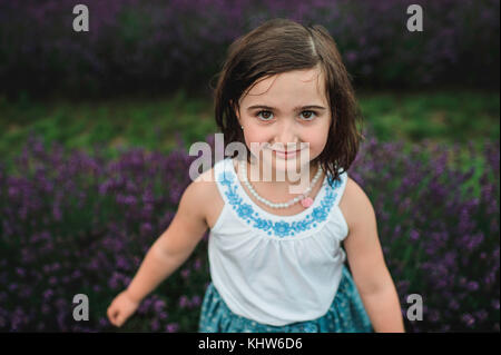 Mädchen unter Lavendel, campbellcroft, Kanada Stockfoto