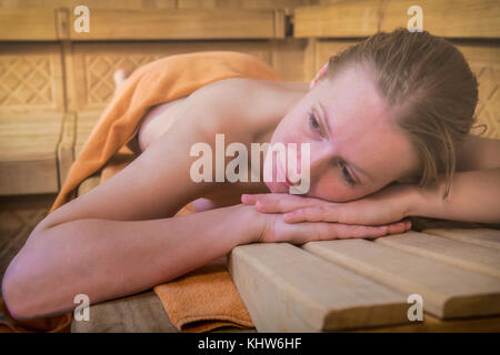 Frau entspannen im Dampfbad Stockfoto