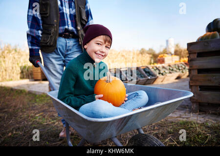 Landwirt und Enkel an Kürbis Farm Stockfoto