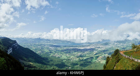 Fernsicht auf Aix-les-Bains und dem See Bourget vom Gipfel des Berges Revard, französische Alpen, Frankreich Stockfoto