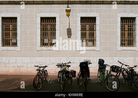 Zeile der Fahrräder geparkt außerhalb von Gebäude, Annecy, Auvergne, Rhône-Alpes, Frankreich Stockfoto