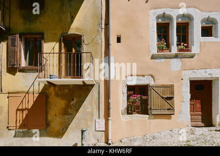 Traditionelles Haus Außenbereich auf gepflasterten Straße, Annecy, Auvergne, Rhône-Alpes, Frankreich Stockfoto