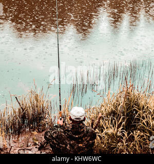 Mann angeln im See, Ural, Sverdlovsk, Russland Stockfoto