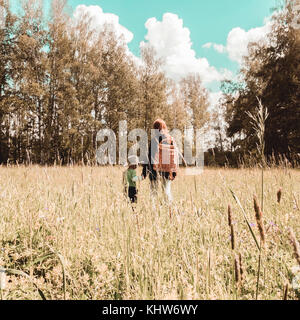 Mutter und Kind auf wildflower Feld, Ural, Sverdlovsk, Russland Stockfoto
