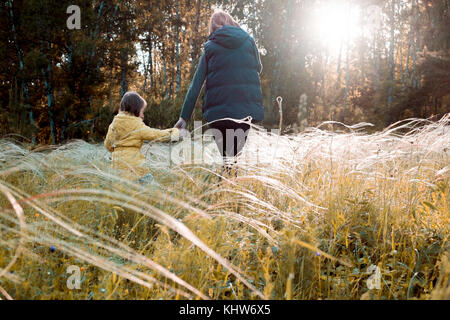 Mutter und Kind auf wildflower Feld, Ural, Sverdlovsk, Russland Stockfoto