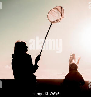 Mutter und Kind mit Butterfly net, Ural, Sverdlovsk, Russland Stockfoto