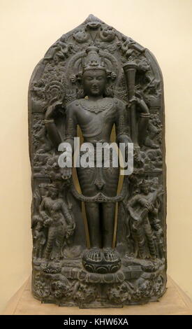 Steinerne Statue von Vishnu, einem der wichtigsten Gottheiten des Hinduismus, Gott, Gott der Erhalt des Guten, Dharma Restaurierung, Moksha. Vishnu ist der "Bewahrer" in der hinduistischen Trinität, die Brahma und Shiva. Vom 11. Jahrhundert Stockfoto