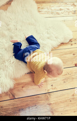 Ansicht von oben von baby boy Kriechen auf Dielen Stockfoto