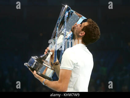 Grigor Dimitrov feiert den Sieg im Finale der Männer-Singles mit dem Halten Die Trophäe hoch Stockfoto