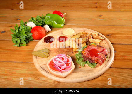 frische Burger serviert auf einer Holzplatte selektiven Fokus Stockfoto