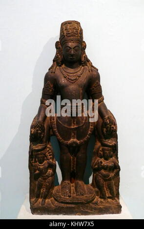 Steinerne Statue von Vishnu, einem der wichtigsten Gottheiten des Hinduismus, Gott, Gott der Erhalt des Guten, Dharma Restaurierung, Moksha. Vishnu ist der "Bewahrer" in der hinduistischen Trinität, die Brahma und Shiva. Vom 11. Jahrhundert Stockfoto