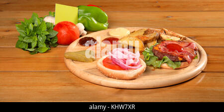 frische Burger serviert auf einer Holzplatte selektiven Fokus Stockfoto