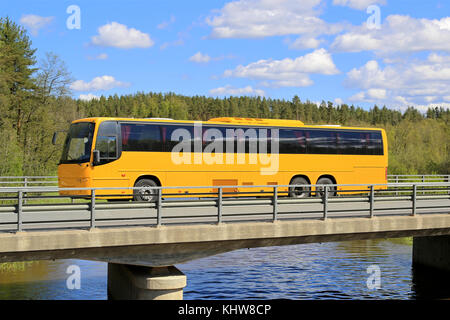 Gelbe bus Bus entlang der malerischen Brücke fahren an einem schönen Tag im Sommer. Stockfoto