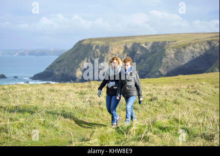 Godrevy bay Cornwall november 2017 - Wanderer auf den Klippen bei Mutton Cove Foto aufgenommen von Simon dack Stockfoto