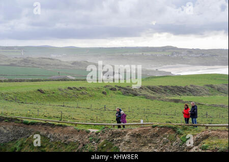 Godrevy Bay Cornwall November 2017: Walkers at Mutton Cove Stockfoto