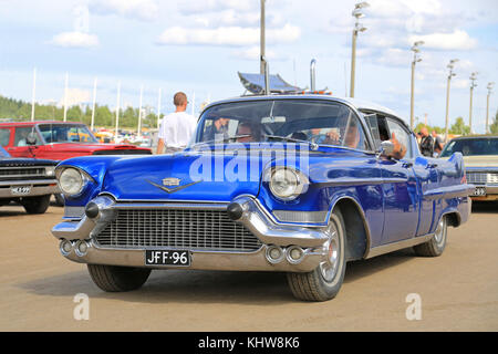 Mariehamn, Finnland - 2 August 2015: Classic blue Cadillac 4D Sedan Serie 62 auf Pick-Nick Auto Show in Mariehamn, Finnland. Stockfoto