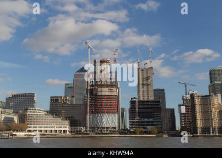 Anzeigen von Bauwerken und Stätten in Canary Wharf aus Rotherhithe London Vereinigtes Königreich Stockfoto