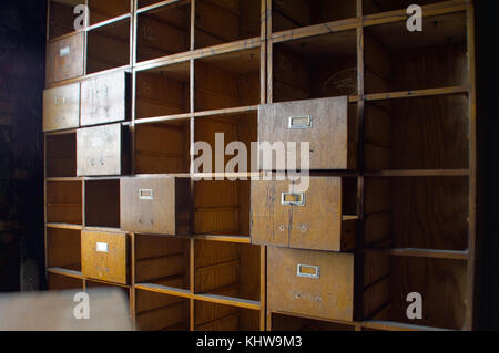 Eine vergessene leeres Dokument Kabinett. Alte beschädigt Büro Schrank mit Schubladen öffnen. Stockfoto