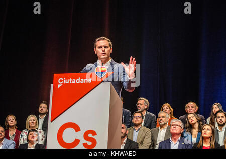 Barcelona, Katalonien, Spanien. 19 Nov, 2017. albert Rivera bei der Präsentation der Mannschaft 21 d katalanischen Wahlen gesehen. Nach 10 Jahren, "Bürgerinnen und Bürger" oder "Bürger", die Partei der Albert Rivera eine Konferenz im Tivoli Theater in Barcelona seine Mannschaft für die katalanischen autonomen Wahlen der 21d zu präsentieren. Credit: Copyright paco Freire/Sopa/zuma Draht/alamy leben Nachrichten Stockfoto