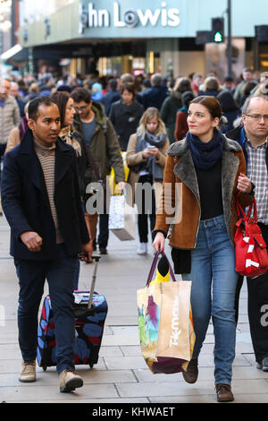 Oxford Street, London, UK. 19 Nov, 2017. Hunderte von Käufern in Oxford Street, London, da es nur 35 Shopping Tage bis Weihnachten 2017. Credit: dinendra Haria/alamy leben Nachrichten Stockfoto