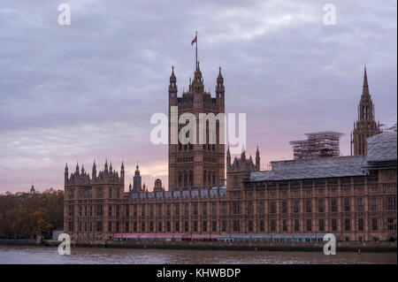 London, Großbritannien. 19 Nov, 2017. UK Wetter: die Sonne über der Westminster an einem Herbstabend. Credit: Stephen Chung/Alamy leben Nachrichten Stockfoto