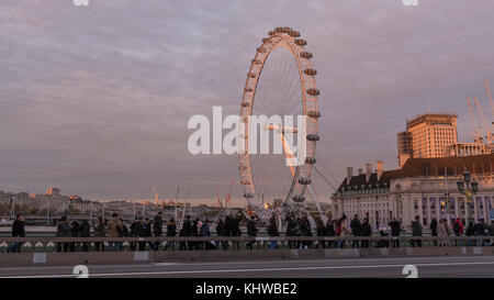 London, Großbritannien. 19 Nov, 2017. UK Wetter: Das London Eye ist von der Sonne über Westminster auf einen Herbst abends beleuchtet. Credit: Stephen Chung/Alamy leben Nachrichten Stockfoto