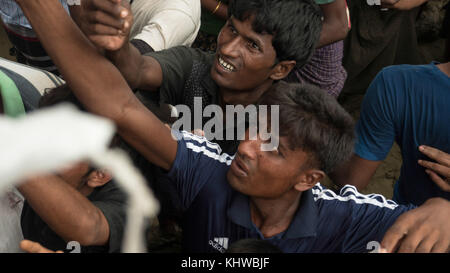 24. September 2017 - Cox's Bazar, Bangladesch - Rohingya-Flüchtlinge warten auf die Verteilung humanitärer Hilfe unter ihnen. Mit mehr als 500 000 Flüchtlingen, die nach dem Ausbruch der Gewalt im August 2017 aus Myanmar flüchteten, ist "Rohingya Exodus" zur schnellsten Vertreibung der Menschen im 21. Jahrhundert geworden. Die schweren Menschenrechtsverletzungen wurden während der militärischen Niederschlagung Myanmars berichtet, die nach dem Angriff der Arakan-Heilsarmee folgte. Im Süden von Bangladesch werden riesige Lager gebildet, wo die meisten Flüchtlinge ankommen. Quelle: Martin Trabalik/SOPA/ZUMA Wire/Alamy Live News Stockfoto