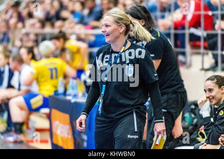 November 19, 2017: helle Thomsen - Head Coach (Csm Bukarest) während der Frau EHF Champions League Spiel zwischen csm Bukarest vs (ROU) Vistal Gdynia (Pol) bei Dinamo polyvalenten Halle in Bukarest, Rumänien, Rou. copyright: Cronos/Catalin soare Stockfoto