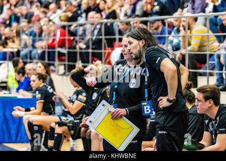 November 19, 2017: helle Thomsen - Head Coach (Csm Bukarest) und Adrian vasile - phisichal Trainer (Csm Bukarest) während der Frau EHF Champions League Spiel zwischen csm Bukarest vs (ROU) Vistal Gdynia (Pol) bei Dinamo polyvalenten Halle in Bukarest, Rumänien, Rou. copyright: Cronos/Catalin soare Stockfoto