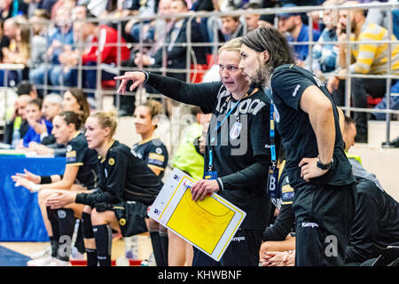 November 19, 2017: helle Thomsen - Head Coach (Csm Bukarest) und Adrian vasile - phisichal Trainer (Csm Bukarest) während der Frau EHF Champions League Spiel zwischen csm Bukarest vs (ROU) Vistal Gdynia (Pol) bei Dinamo polyvalenten Halle in Bukarest, Rumänien, Rou. copyright: Cronos/Catalin soare Stockfoto