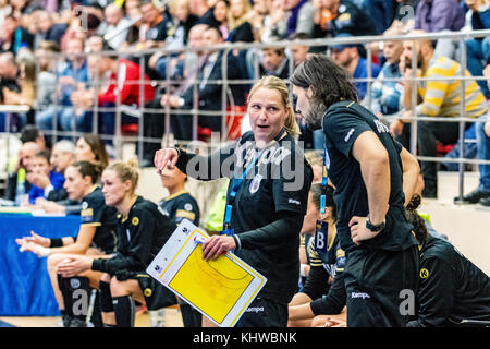 November 19, 2017: helle Thomsen - Head Coach (Csm Bukarest) und Adrian vasile - phisichal Trainer (Csm Bukarest) während der Frau EHF Champions League Spiel zwischen csm Bukarest vs (ROU) Vistal Gdynia (Pol) bei Dinamo polyvalenten Halle in Bukarest, Rumänien, Rou. copyright: Cronos/Catalin soare Stockfoto