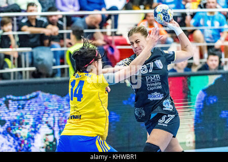 November 19, 2017: Nathalie hagman Nr. 37 (Csm Bukarest) während der Frau EHF Champions League Spiel zwischen csm Bukarest vs (ROU) Vistal Gdynia (Pol) bei Dinamo polyvalenten Halle in Bukarest, Rumänien, Rou. copyright: Cronos/Catalin soare Stockfoto