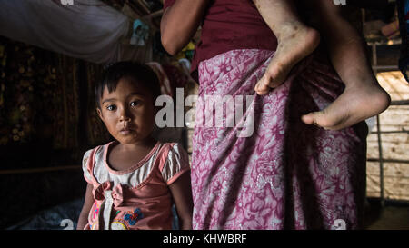 September 28, 2017 - Cox's Bazar, Bangladesch - ein rohingya Mutter mit ihren Kindern in balukhali Flüchtlingslager im Süden von Bangladesch. Die meisten Ankünfte entgehen der Gewalt in Myanmar waren Frauen und Kinder. rohingyas sind eine muslimische Minderheit in Rakhine von vorwiegend buddhistische Myanmar in Myanmar, rohingya unterliegen einer starken Unterdrückung. Sie verweigert wird, Staatsbürgerschaft, die macht sie praktisch staatenlos. rohingya werden aus ihrer Heimat in Myanmar gefahren, sondern haben auch Schwierigkeiten, die Zuflucht in neigboring Ländern. rohingyas sind daher als weltweit beschrieben. Stockfoto