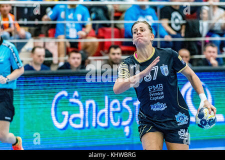 November 19, 2017: Nathalie hagman Nr. 37 (Csm Bukarest) während der Frau EHF Champions League Spiel zwischen csm Bukarest vs (ROU) Vistal Gdynia (Pol) bei Dinamo polyvalenten Halle in Bukarest, Rumänien, Rou. copyright: Cronos/Catalin soare Stockfoto