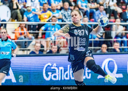 November 19, 2017: Nathalie hagman Nr. 37 (Csm Bukarest) während der Frau EHF Champions League Spiel zwischen csm Bukarest vs (ROU) Vistal Gdynia (Pol) bei Dinamo polyvalenten Halle in Bukarest, Rumänien, Rou. copyright: Cronos/Catalin soare Stockfoto