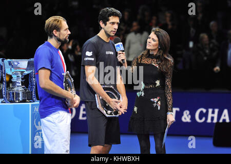 London, Großbritannien. November 2017. Lukasz Kubot (POL, Łukasz Kubot) und Marcelo Melo (BRA) werden von Annabel Croft interviewt, nachdem sie im Doppelfinale des Wettbewerbs bei Nitto ATP Finals in der O2 Arena, London, Großbritannien, verloren haben. Die Association of Tennis Professionals (ATP) Finals sind die Saison-Ende-Meisterschaften und verfügen über die Top 16 Doppel-Paare sowie ein Einzel-Wettbewerb. Die Veranstaltung ist die zweithöchste Stufe der Männer Tennisturnier nach den vier Grand Slam Turniere. Quelle: Michael Preston/Alamy Live News Stockfoto