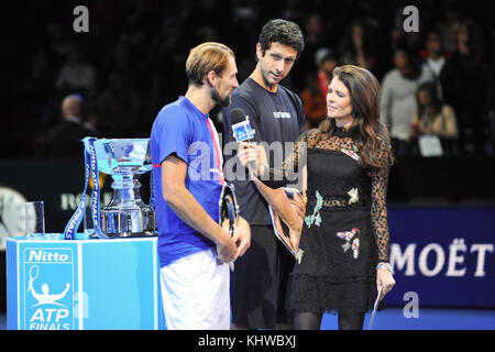 London, Großbritannien. November 2017. Lukasz Kubot (POL, Łukasz Kubot) und Marcelo Melo (BRA) werden von Annabel Croft interviewt, nachdem sie im Doppelfinale des Wettbewerbs bei Nitto ATP Finals in der O2 Arena, London, Großbritannien, verloren haben. Die Association of Tennis Professionals (ATP) Finals sind die Saison-Ende-Meisterschaften und verfügen über die Top 16 Doppel-Paare sowie ein Einzel-Wettbewerb. Die Veranstaltung ist die zweithöchste Stufe der Männer Tennisturnier nach den vier Grand Slam Turniere. Quelle: Michael Preston/Alamy Live News Stockfoto