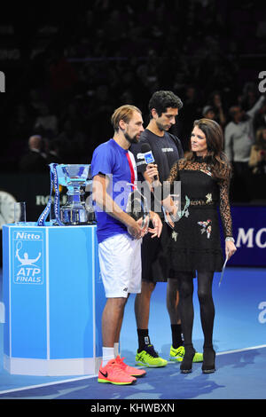 London, Großbritannien. November 2017. Lukasz Kubot (POL, Łukasz Kubot) und Marcelo Melo (BRA) werden von Annabel Croft interviewt, nachdem sie im Doppelfinale des Wettbewerbs bei Nitto ATP Finals in der O2 Arena, London, Großbritannien, verloren haben. Die Association of Tennis Professionals (ATP) Finals sind die Saison-Ende-Meisterschaften und verfügen über die Top 16 Doppel-Paare sowie ein Einzel-Wettbewerb. Die Veranstaltung ist die zweithöchste Stufe der Männer Tennisturnier nach den vier Grand Slam Turniere. Quelle: Michael Preston/Alamy Live News Stockfoto