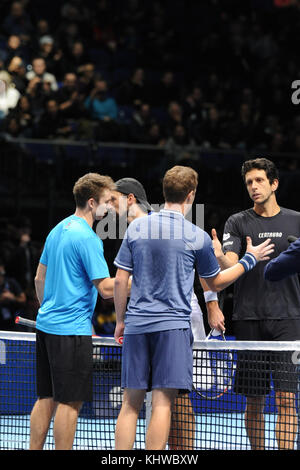 London, Großbritannien. November 2017. John Peers (AUS) und Henri Kontinen (FIN) schüttelten sich die Hände, nachdem sie Lukasz Kubot (POL, Łukasz Kubot) und Marcelo Melo (BRA) geschlagen hatten, um das Doppelfinale bei den Nitto ATP Finals in der O2 Arena in London zu gewinnen. Die Association of Tennis Professionals (ATP) Finals sind die Saison-Ende-Meisterschaften und verfügen über die Top 16 Doppel-Paare sowie ein Einzel-Wettbewerb. Die Veranstaltung ist die zweithöchste Stufe der Männer Tennisturnier nach den vier Grand Slam Turniere. Quelle: Michael Preston/Alamy Live News Stockfoto