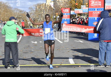 Philadelphia, Pennsylvania, USA. 19 Nov, 2017. Bonifatius KONGIN gewinnt die Men's Philadelphia Marathon 2017 in Philadelphia PA Credit: Ricky Fitchett/ZUMA Draht/Alamy leben Nachrichten Stockfoto