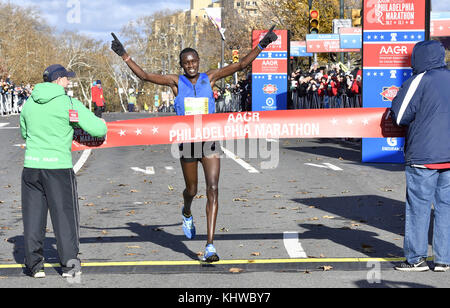 Philadelphia, Pennsylvania, USA. 19 Nov, 2017. Bonifatius KONGIN gewinnt die Men's Philadelphia Marathon 2017 in Philadelphia PA Credit: Ricky Fitchett/ZUMA Draht/Alamy leben Nachrichten Stockfoto