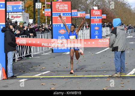 Philadelphia, Pennsylvania, USA. 19 Nov, 2017. SARAH KIPTOO gewinnt der Frauen Philadelphia Marathon 2017 in Philadelphia PA Credit: Ricky Fitchett/ZUMA Draht/Alamy leben Nachrichten Stockfoto