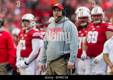 Madison, WI, USA. 18 Nov, 2017. Wisconsin Head Coach Paul Chryst schaut Während der letzten Minuten der NCAA Football Spiel zwischen den Michigan Wolverines und die Wisconsin Badgers in Camp Randall Stadium in Madison, WI. Wisconsin besiegt Michigan 24-10. John Fisher/CSM/Alamy leben Nachrichten Stockfoto