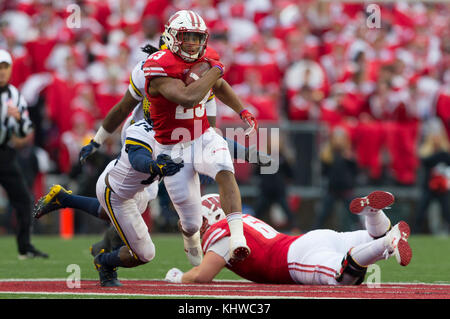 Madison, WI, USA. 18 Nov, 2017. Wisconsin Dachse laufen zurück Jonathan Taylor #23 in Aktion während der NCAA Football Spiel zwischen den Michigan Wolverines und die Wisconsin Badgers in Camp Randall Stadium in Madison, WI. Wisconsin besiegt Michigan 24-10. John Fisher/CSM/Alamy leben Nachrichten Stockfoto