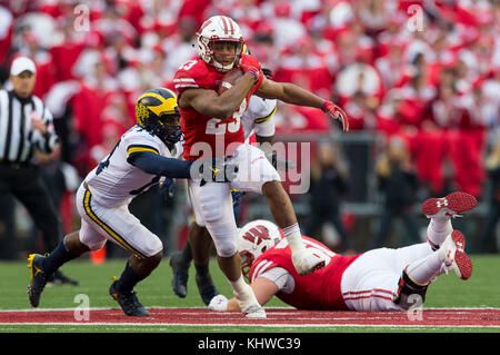 Madison, WI, USA. 18 Nov, 2017. Wisconsin Dachse laufen zurück Jonathan Taylor #23 in Aktion während der NCAA Football Spiel zwischen den Michigan Wolverines und die Wisconsin Badgers in Camp Randall Stadium in Madison, WI. Wisconsin besiegt Michigan 24-10. John Fisher/CSM/Alamy leben Nachrichten Stockfoto