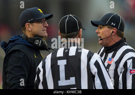 Madison, WI, USA. 18 Nov, 2017. Michigan Head Coach Jim Harbaugh Gespräche mit Beamten während der NCAA Football Spiel zwischen den Michigan Wolverines und die Wisconsin Badgers in Camp Randall Stadium in Madison, WI. Wisconsin besiegt Michigan 24-10. John Fisher/CSM/Alamy leben Nachrichten Stockfoto