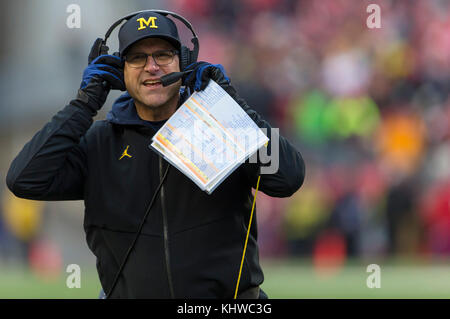 Madison, WI, USA. 18 Nov, 2017. Michigan Head Coach Jim Harbaugh während der NCAA Football Spiel zwischen den Michigan Wolverines und die Wisconsin Badgers in Camp Randall Stadium in Madison, WI. Wisconsin besiegt Michigan 24-10. John Fisher/CSM/Alamy leben Nachrichten Stockfoto