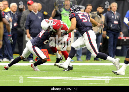 Houston, Texas, USA. 19 Nov, 2017. Houston Texans cornerback Johnathan Joseph (24) packt Arizona-kardinäle wide receiver John Brown (12) nach einem Pass Abschluss ein NFL regular season Spiel zwischen den Houston Texans und die Arizona-kardinäle an NRG Stadion in Houston, TX am 19. November 2017. Credit: Erik Williams/ZUMA Draht/Alamy leben Nachrichten Stockfoto