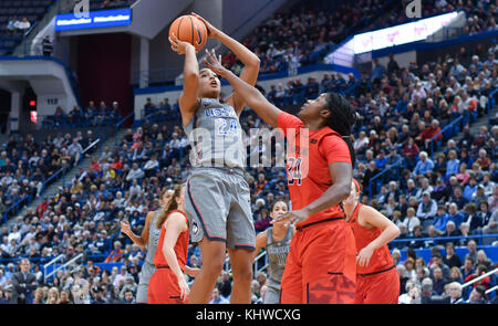 Hartford, CT, USA. 19 Nov, 2017. Napheesa Collier (24) Der Uconn Huskies schießt ein springen während eines Spiels gegen die Maryland Dosenschildkröten am XL Center in Hartford, CT. Gregory Vasil/CSM/Alamy leben Nachrichten Stockfoto